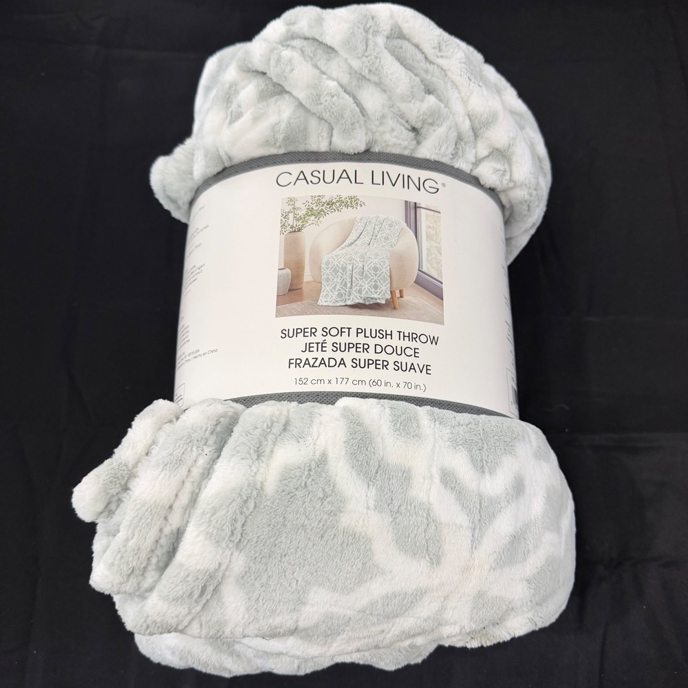 Casual Living Super Soft Plush Throw Sage Green/Greyish White Trellis 60x70 New